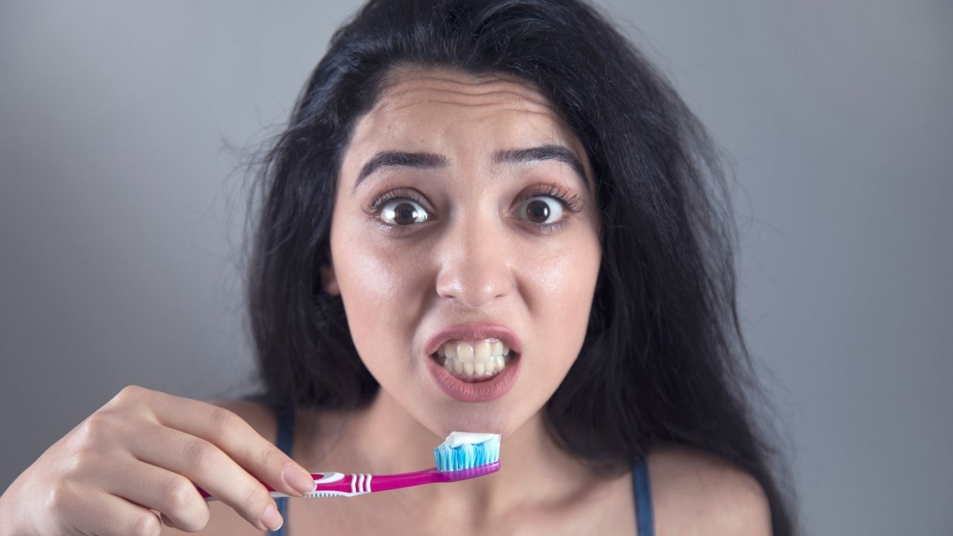 why does toothpaste hurt my teeth